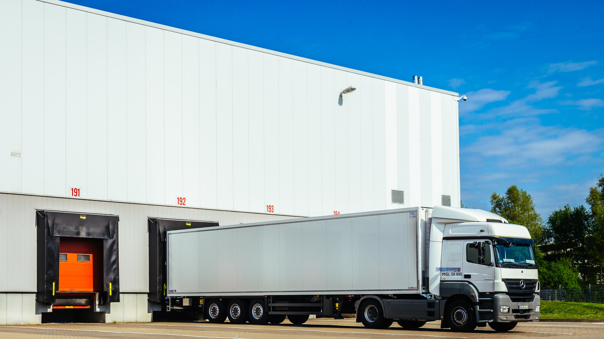 METRO-LOGISTICS-LKW-Transport